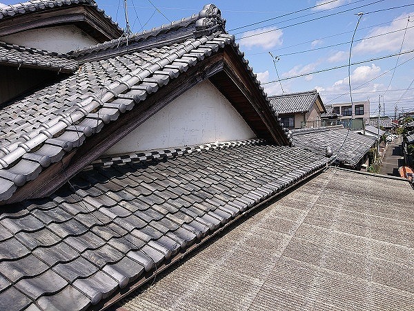 重なり合う瓦屋根全景